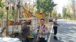 Gerak Cepat Kasat Lantas Situbondo Membantu Mobil Mogok di Jalan Pantura sumberwaru