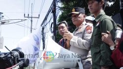 Kapolda Jatim Temui Massa Unras Aliansi BEM Nusantara di Depan Mapolda Jawa Timur