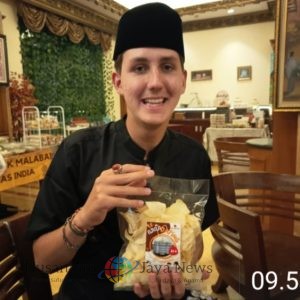 Bule Amerika Kenali Aksara Jawa