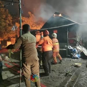 Lahan Kosong dan Rumah Bedeng di Jalan Gayungan Terbakar