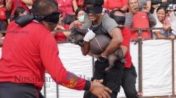Meriahkan HUT RI, Kepala OPD di Gianyar Lomba “Ngejuk Kucit”