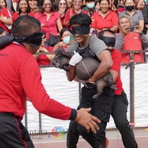 Meriahkan HUT RI, Kepala OPD di Gianyar Lomba “Ngejuk Kucit”