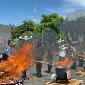 Wali Kota Surabaya Pimpin Pemusnahan 11 Juta Batang Rokok Ilegal, Rugikan Negara Rp10,8 Miliar