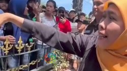 Gubernur Khofifah Sapa Warga di Depan Grahadi, Bagikan Ribuan Sembako dan Tampung Aspirasi