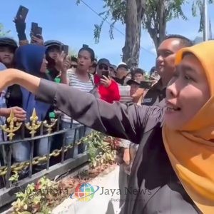 Gubernur Khofifah Sapa Warga di Depan Grahadi, Bagikan Ribuan Sembako dan Tampung Aspirasi
