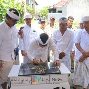 Pujawali di Pura Asem Sari Amerta Jimbaran, Bupati Adi Arnawa Tandatangani Prasasti