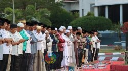 Kapolres Bareng Forkopimda Mengikuti Sholat Ghaib dan Doa Bersama di Lapangan Beringin Pemda Dompu