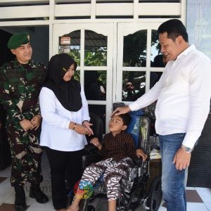 Wujud Nyata Kepedulian Bupati Sidoarjo, Tiga Warga Dapat Bantuan Kursi Roda