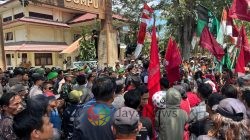 Demontrasi Depan Kantor DPRD Berlangsung Damai,Aman, Bupati Dompu dan Ketua DPRD Langsung Temui Pendemo di Jalan