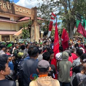 Demontrasi Depan Kantor DPRD Berlangsung Damai,Aman, Bupati Dompu dan Ketua DPRD Langsung Temui Pendemo di Jalan
