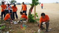 PLN UP2D Bali Gelar Aksi Bersih Pantai Mertasari