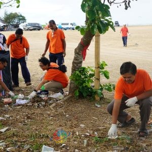 PLN UP2D Bali Gelar Aksi Bersih Pantai Mertasari