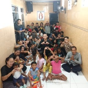 Sebanyak kurang lebih 70 anak yatim piatu di Surabaya menerima donasi, bantuan sosial (Bansos) dari Organisasi Advokat PUMI (Pembela Umum Indonesia)