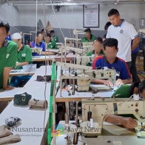 Produktif dan Terampil, Warga Binaan Lapas Batang Semangat Produksi Baju Koko