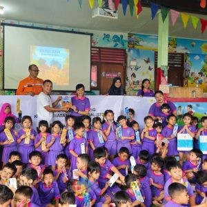 PLN Mendongeng: Edukasi Bahaya Listrik Lewat Cerita dan Warna di TK Kumara Dharma Kerti