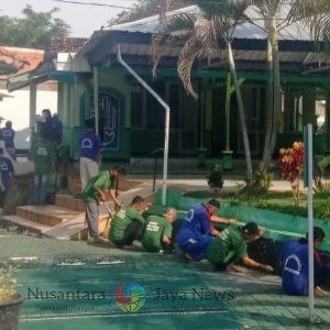Tumbuhkan Karakter Positif, Warga Binaan Lapas Batang Semangat Gelar Kebersihan Masjid