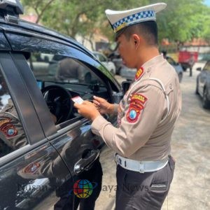 Tingkatkan Kepatuhan Masyarakat, Satlantas Polres Sampang Laksanakan Penindakan Berupa Tilang