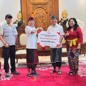 OJK Dan FKLJK Provinsi Bali Serahkan Donasi Bencana Banjir