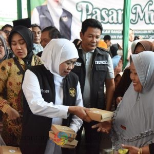 Bupati Sidoarjo Kembali Dampingi Gubernur Jatim Tinjau Pasar Murah