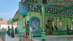 Lapas Batang Dorong Warga Binaan Cinta Kebersihan Melalui Kegiatan Bersih Masjid