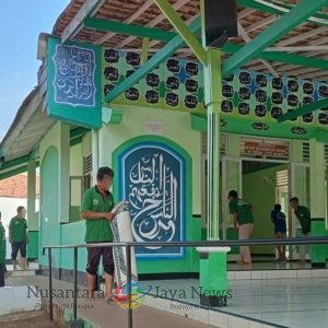 Lapas Batang Dorong Warga Binaan Cinta Kebersihan Melalui Kegiatan Bersih Masjid
