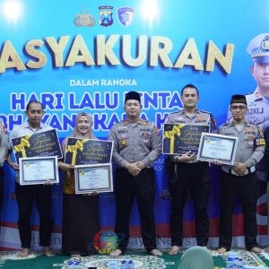 Hari Lalu Lintas Bhayangkara ke-70, Satlantas Polres Gresik Gelar Tasyakuran dan Beri Penghargaan Anggota Berprestasi