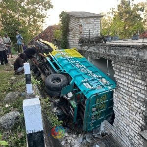 Dump Truk Mundur di Tanjakan, Tabrak Rumah Warga di Bangkalan: Dua Anak Meninggal Dunia
