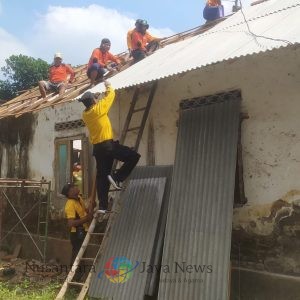 Polsek Ngronggot dan Warga Gotong Royong Bedah Rumah Warga Banjarsari