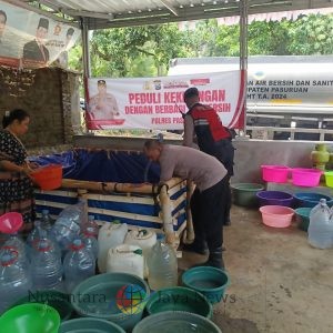 Dampak Kekeringan Polres Pasuruan Salurkan Bantuan Air Bersih 5000 liter untuk Warga Pasrepan
