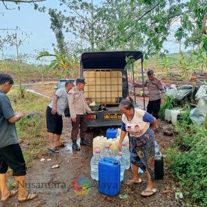 Kapolsek Winongan Distribusikan Air Bersih ke Warga Pelosok Dusun Guwo