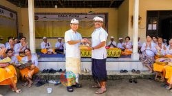 Bupati Adi Arnawa Sembahyang Puncak Karya di Pura Pasek Gelgel Blahkiuh