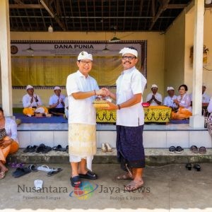 Bupati Adi Arnawa Sembahyang Puncak Karya di Pura Pasek Gelgel Blahkiuh