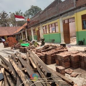 Proyek Rehab Ruang Kelas SDN Jatijejer Mojokerto Diduga Siluman, Tak Pasang Papan Informasi