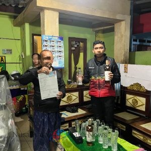 Polres Gresik Amankan Puluhan Botol Arak Bali dan Miras Impor dalam Operasi Tipiring