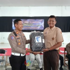 Satlantas Polres Sampang Gelar Police Goes to School di SMAN 1 Sampang: Tanamkan Budaya Tertib Berlalulintas Sejak Dini