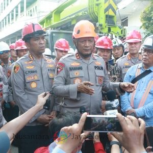 Kapolda Jatim Tinjau Evakuasi Korban Robohnya Bangunan Ponpes Al Khoziny di Sidoarjo