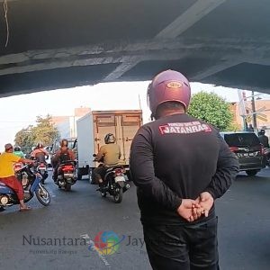 Kemacetan Parah di Jalan Ngaglik Surabaya, Warga Keluhkan Pengendara Lawan Arus dan Minimnya Petugas Satlantas