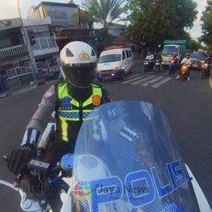 Sirine Ambulan Mati, Polisi Satlantas Gresik Sigap Buka Jalan Ambulans