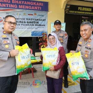 Polres Gresik Hadir untuk Masyarakat, Puluhan Sak Beras Murah Ludes dalam Momen Hari Pangan Sedunia