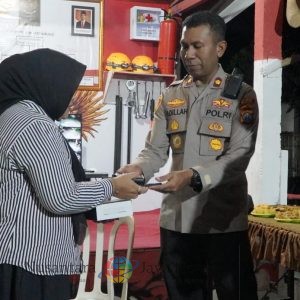 Polres Blitar Kabupaten Memberikan Sarana Kontak Berupa HT Kepada POS Kampling