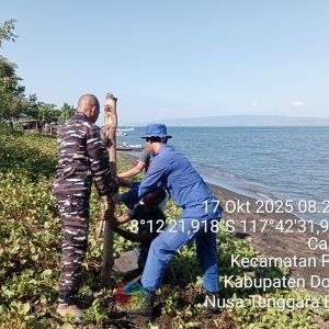 Aksi Peduli Lngkungan Alam, Personil KP. XXI – 2014 Ditpolair Polda NTB Bersama Masyarakat Laksanakan Bersih-Bersih Pantai