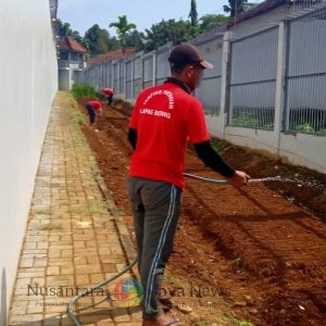Warga Binaan Antusias Dalam Penanaman Kangkung di Area Bradgang Lapas llB Batang