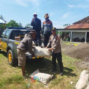 Bhakti Polri Untuk Masyarakat Tak Pernah Pudar, Polsek Kempo Salurkan Bantuan Semen ke Mesjid Nurul Huda Desa Tolokalo