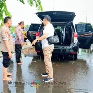 Cepat dan Tanggap! Polisi Gresik Evakuasi Pengendara Terjebak Banjir di Driyorejo