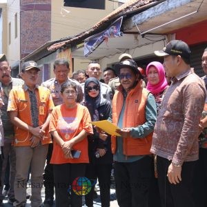 Bupati Subandi Kunjungi Rumah Ambruk Warga Magersari