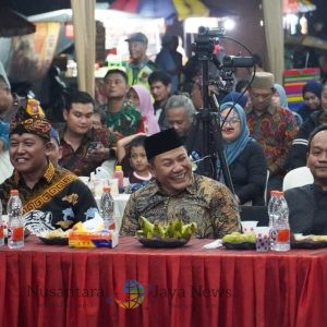 Meski Diguyur Hujan, Ratusan Warga Kloposepuluh Antusias Hadiri Sedekah Bumi Bersama Bupati H.Subandi