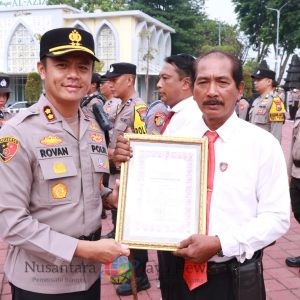 Wujud Apresiasi, Kapolres Gresik Beri Penghargaan kepada 25 Personel dan Warga yang Berdedikasi