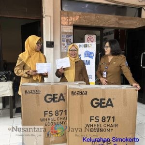Camat Simokerto Serahkan Bantuan Kursi Roda dan Modal Usaha dari BAZNAS untuk Warga Kurang Mampu