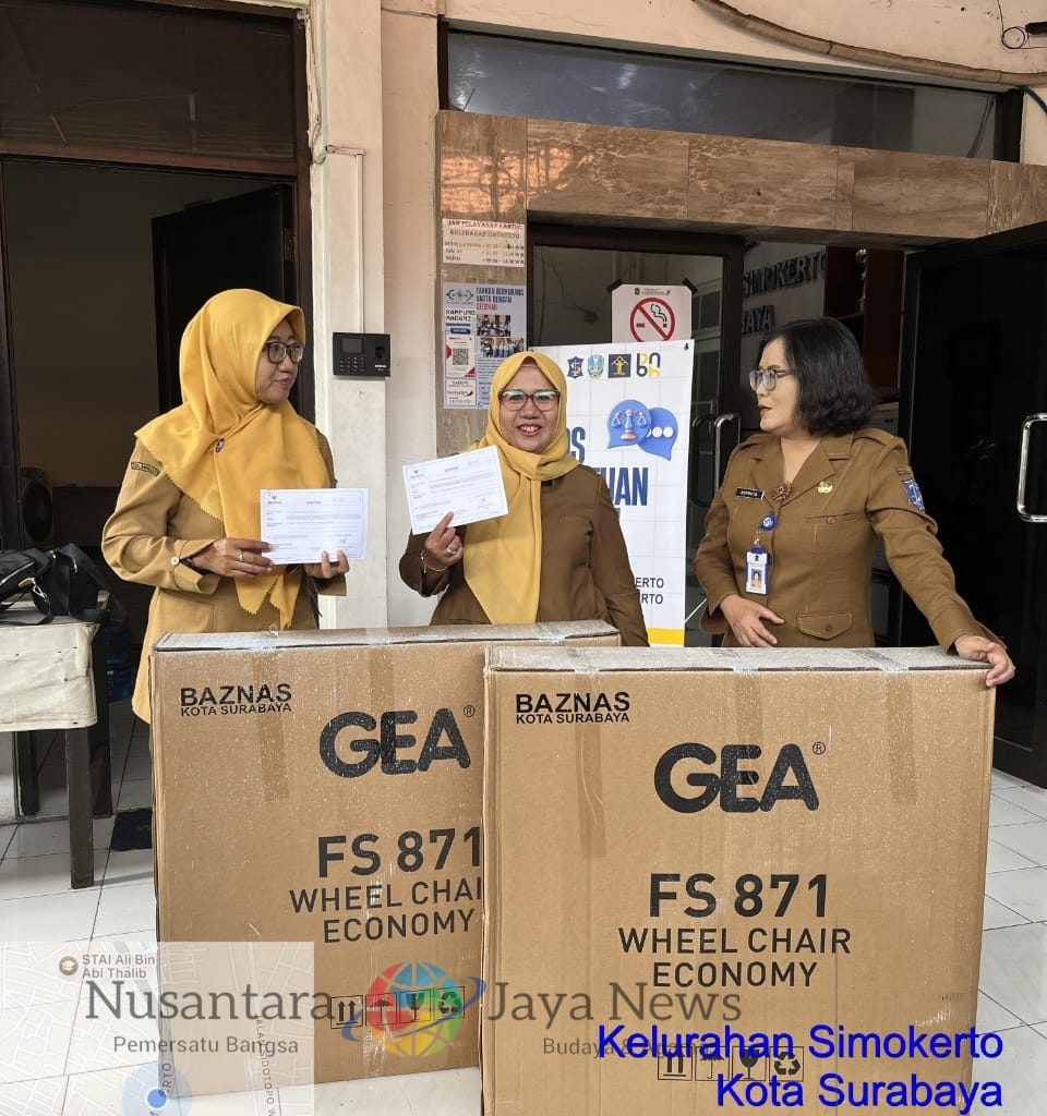 Camat Simokerto Serahkan Bantuan Kursi Roda dan Modal Usaha dari BAZNAS untuk Warga Kurang Mampu