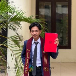 Putra Petani dari Camplong, Ahmad Shodiqin Raih Gelar Sarjana Hukum